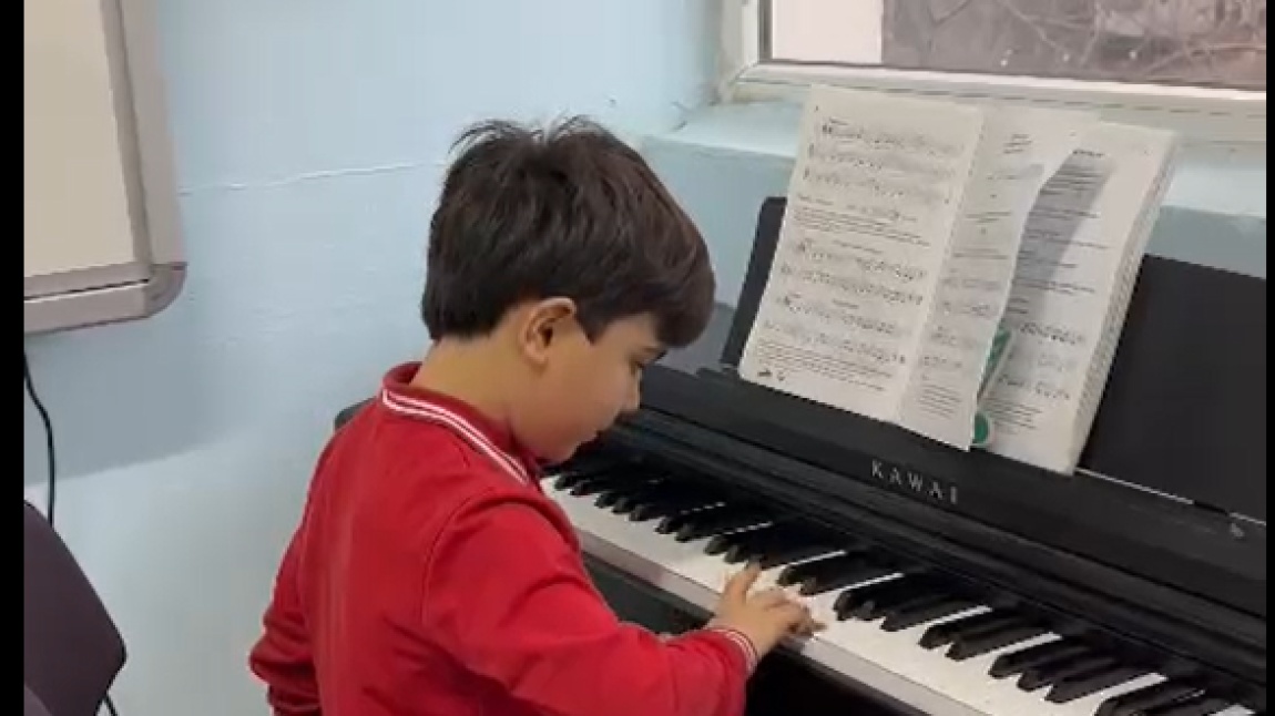Öğrencimiz Eymen'in Piyano Performansı